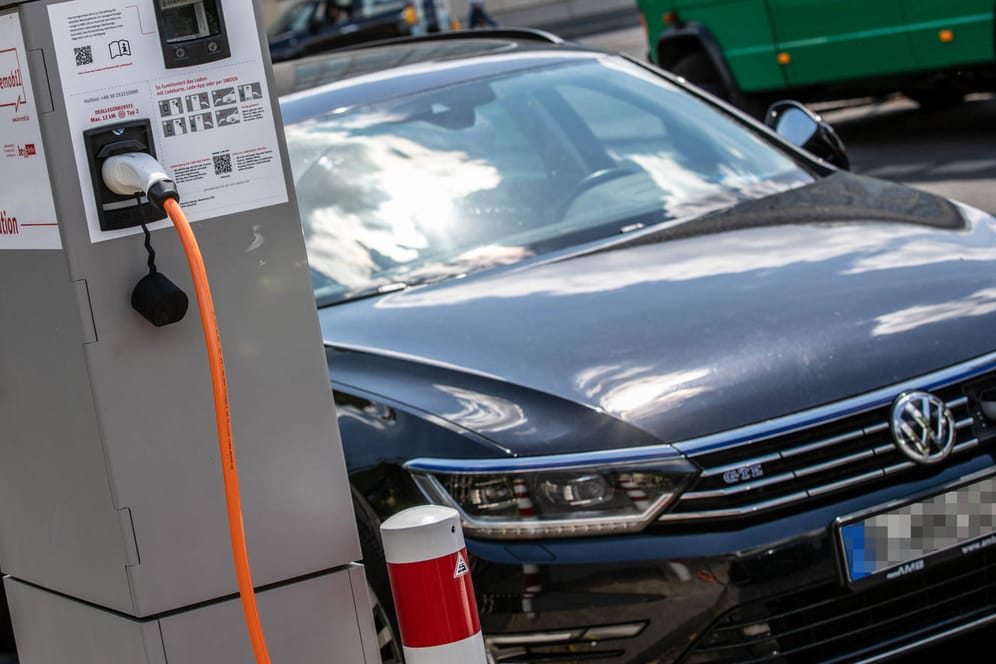 VW-E-Auto an einer Ladestation (Symbolbild): Greenpeace erhebt schwere Vorwürfe gegen den Autobauer.