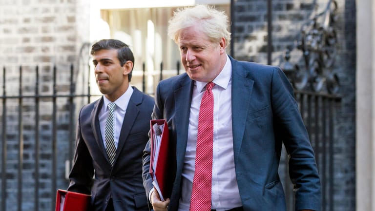 Boris Johnson mit Rishi Sunak in der Downing Street: Der smarte Finanzminister droht, Johnson den Rang abzulaufen.