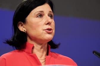 Vera Jourova: Die EU-Kommissarin für Werte und Transparenz hat im "Spiegel" die ungarische Regierung kritisiert.