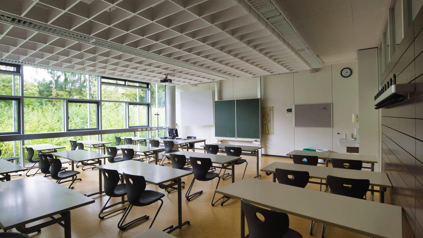 Leeres Klassenzimmer (Symbolbild): Eine Bielefelder Schule schickt eine ganze Klasse wegen einer Corona-Infektion in Quarantäne.
