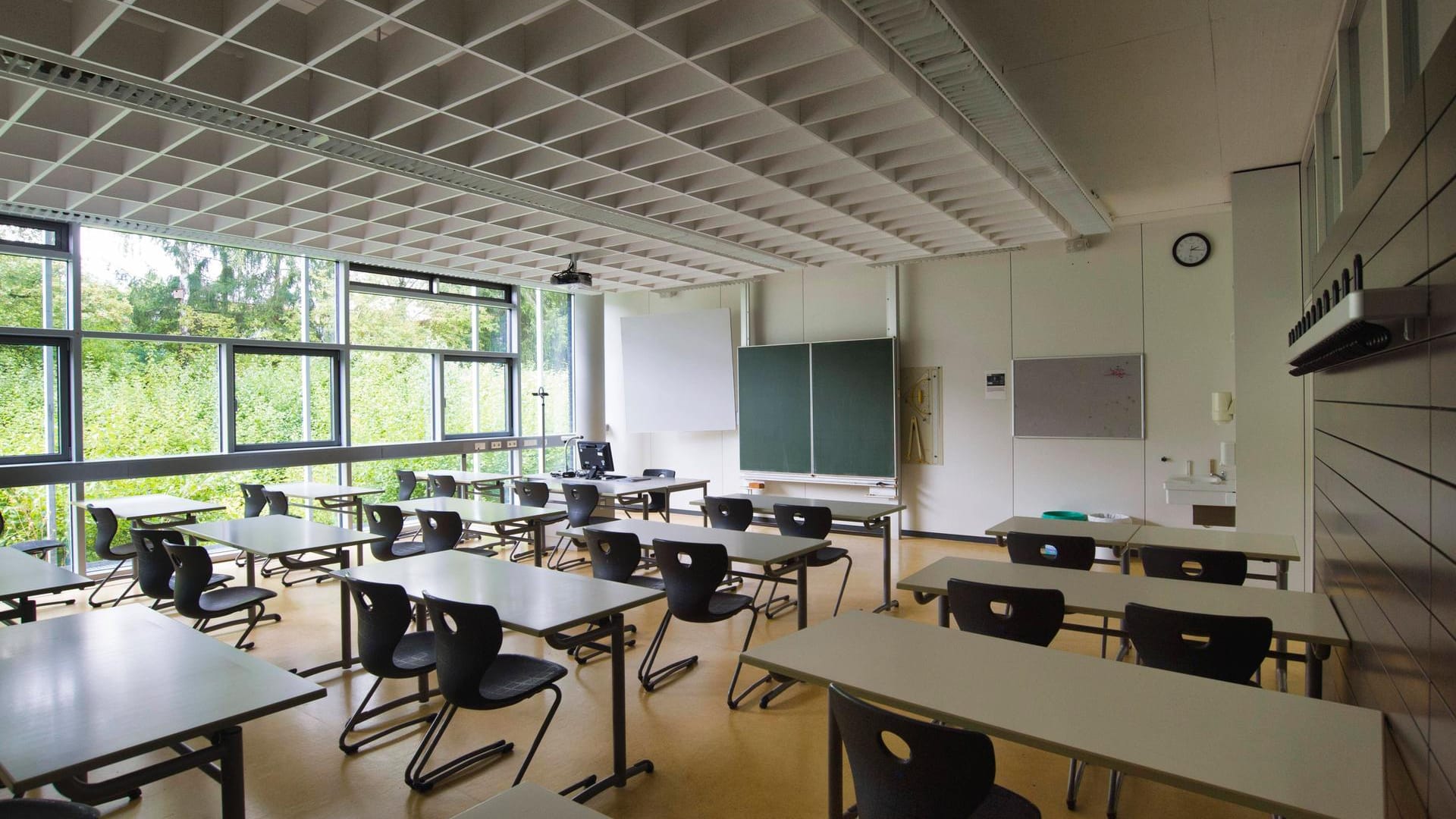 Leeres Klassenzimmer (Symbolbild): Eine Bielefelder Schule schickt eine ganze Klasse wegen einer Corona-Infektion in Quarantäne. Leeres Klassenzimmer (Symbolbild): Eine Bielefelder Schule schickt eine ganze Klasse wegen einer Corona-Infektion in Quarantäne.