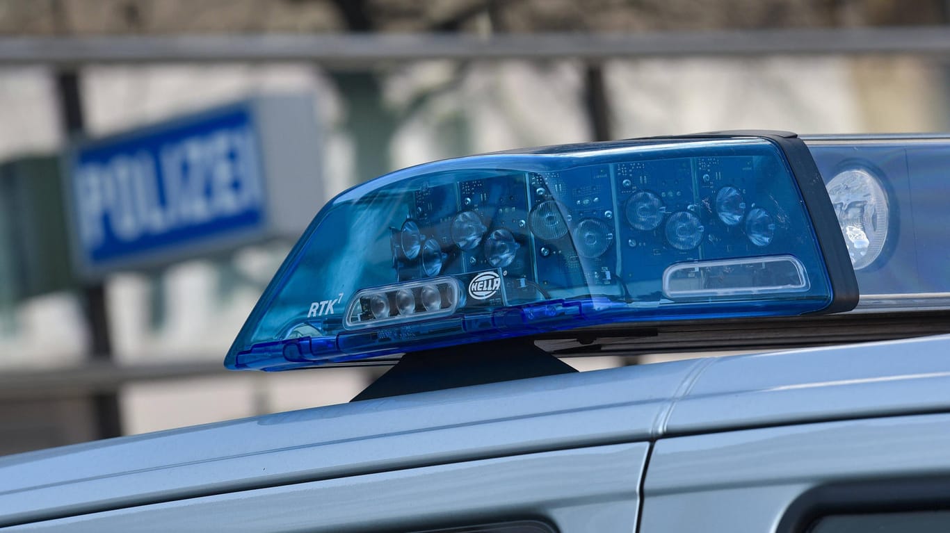 Blaulicht eines Polizeiwagens: Die Beamten stellten bei dem Mann fast fünf Promille fest (Symbolbild).