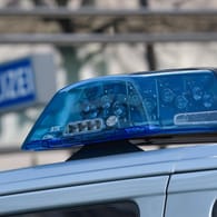 Blaulicht eines Polizeiwagens: Die Beamten stellten bei dem Mann fast fünf Promille fest (Symbolbild).