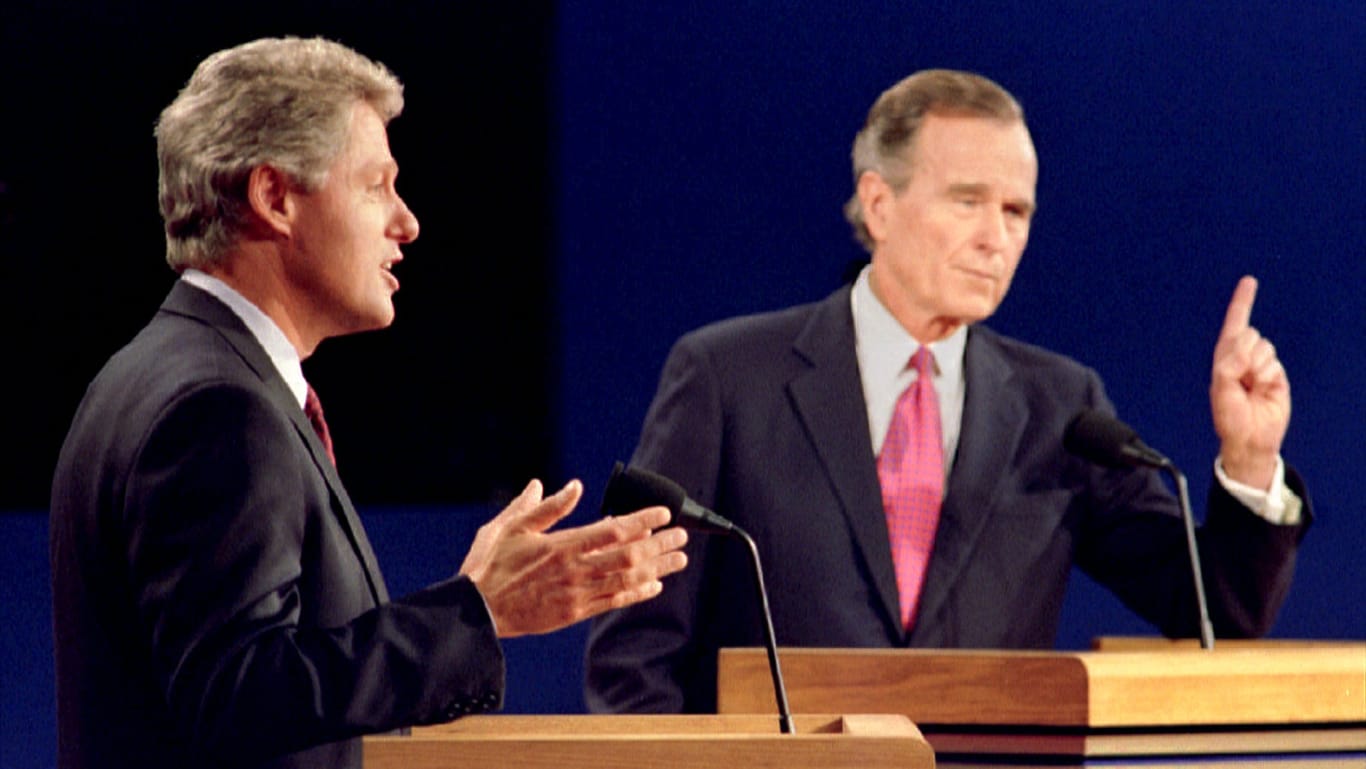 Bill Clinton und George Bush Senior: Dem Politik-Veteran passierte bei seinem TV-Duell ein womöglich entscheidender Fehler.