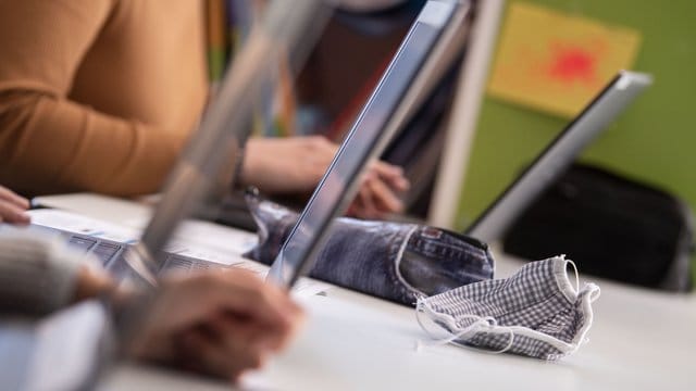 Bei der digitalen Ausstattung von Schulen und Schülern und der entsprechenden Ausbildung von Lehrern liegt Deutschland einer Studie zufolge im internationalen Vergleich weit hinten. Bei der digitalen Ausstattung von Schulen und Schülern und der entsprechenden Ausbildung von Lehrern liegt Deutschland einer Studie zufolge im internationalen Vergleich weit hinten.