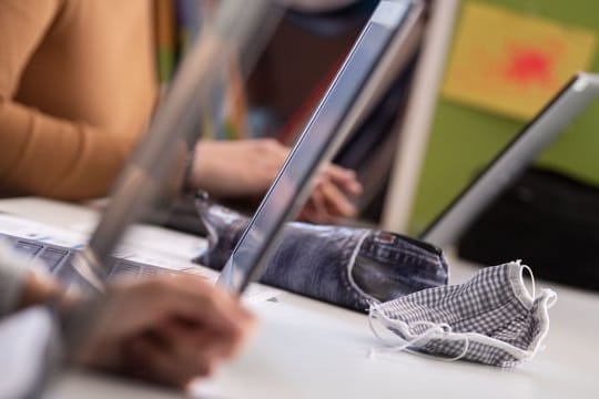 Bei der digitalen Ausstattung von Schulen und Schülern und der entsprechenden Ausbildung von Lehrern liegt Deutschland einer Studie zufolge im internationalen Vergleich weit hinten.