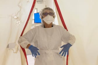 Medinisches Personal in Schutzausrüstung: Durch die Corona-Pandemie ist der Bedarf an Schutzkleidung, Masken und Einmalhandschuhen weltweit gestiegen.