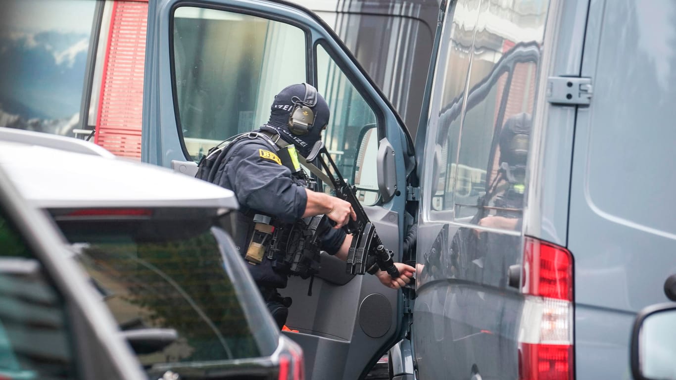 "Akute Bedrohungslage" im Frankfurter Gallus: In Frankfurt sind wegen einer "Bedrohungslage" mehrere Straßen gesperrt worden, die Polizei ist mit einem Großaufgebot vor Ort.