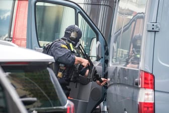 "Akute Bedrohungslage" im Frankfurter Gallus: In Frankfurt sind wegen einer "Bedrohungslage" mehrere Straßen gesperrt worden, die Polizei ist mit einem Großaufgebot vor Ort.
