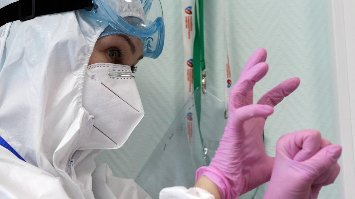 Ärztin in der Klinik: Einmalhandschuhe sind im Umgang mit Covid-19-Patienten unverzichtbar.
