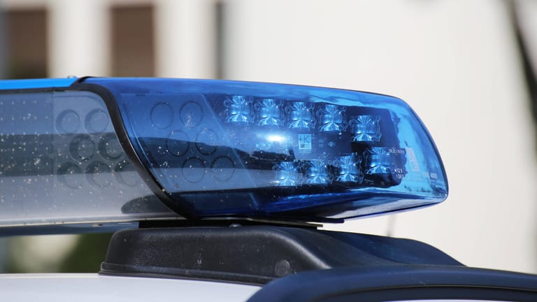 Blaulicht eines Polizeiwagens: Die Polizei gibt weitere Details noch nicht bekannt (Symbolbild).