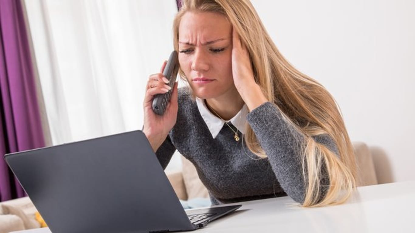 Eine Frau am Telefon (Symbolbild): Verbraucherschützer warnen vor Anrufen in Namen des Microsoft-Support.
