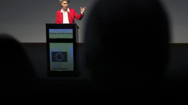 Ursula von der Leyen, Präsidentin der Europäischen Kommission, hält in der Champalimaud-Stifung eine Rede über den EU-Plan gegen die Corona-Wirtschaftskrise. Ursula von der Leyen, Präsidentin der Europäischen Kommission, hält in der Champalimaud-Stifung eine Rede über den EU-Plan gegen die Corona-Wirtschaftskrise.
