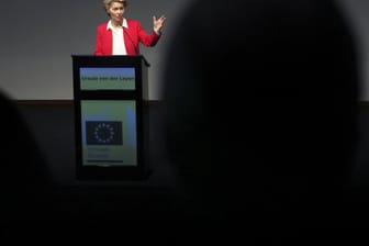 Ursula von der Leyen, Präsidentin der Europäischen Kommission, hält in der Champalimaud-Stifung eine Rede über den EU-Plan gegen die Corona-Wirtschaftskrise.