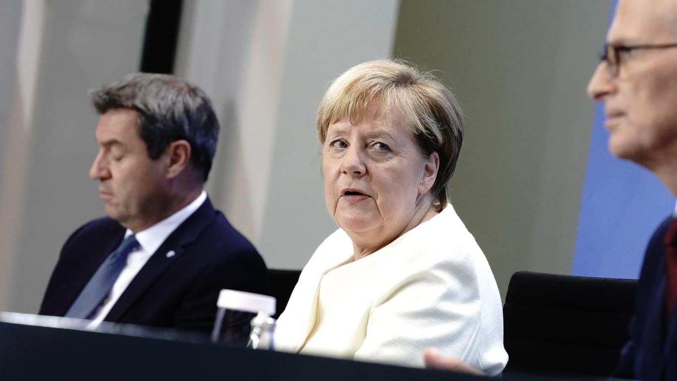 Bundeskanzlerin Angela Merkel (CDU), Markus Söder (CSU) und Peter Tschentscher (SPD): Bund und Länder haben sich auf neue Maßnahmen gegen das Coronavirus geeinigt.