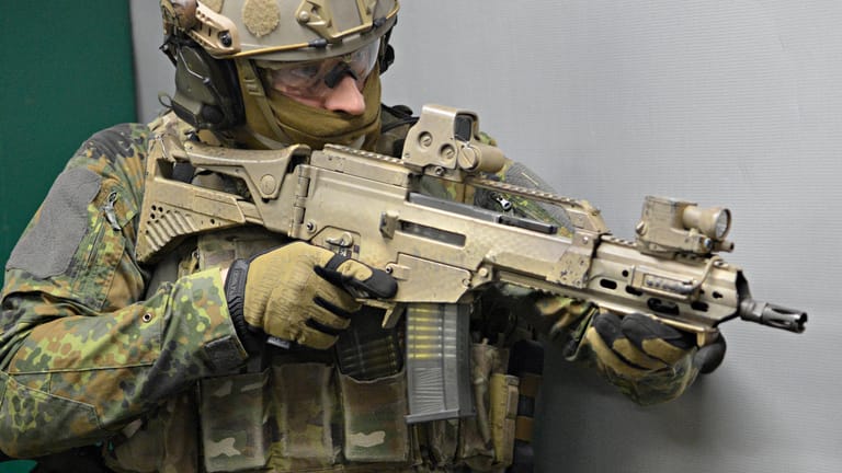 Ein Soldat trainiert mit einem Sturmgewehr vom Typ G36 von Heckler & Koch (Symbolbild): Der Waffenhersteller hat die Bundeswehr bislang mit Gewehren ausgestattet.