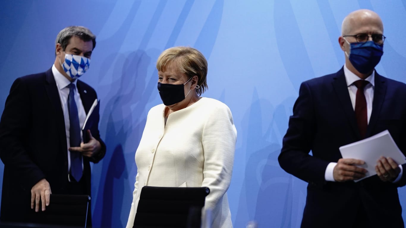 Angela Merkel, Markus Söder und Peter Tschentscher: Auf der gemeinsamen Pressekonferenz stellen sie die Ergebnisse über das weitere Vorgehen in der Corona-Pandemie vor.