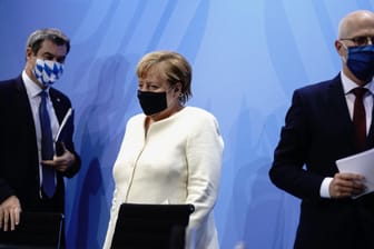 Angela Merkel, Markus Söder und Peter Tschentscher: Auf der gemeinsamen Pressekonferenz stellen sie die Ergebnisse über das weitere Vorgehen in der Corona-Pandemie vor.