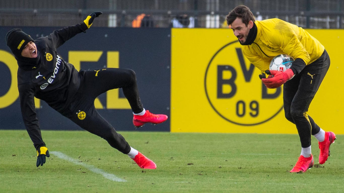 Dortmunds Jadon Sancho und Torwart Roman Bürki kämpfen um den Ball: Beide fehlen dem BVB im Supercup.