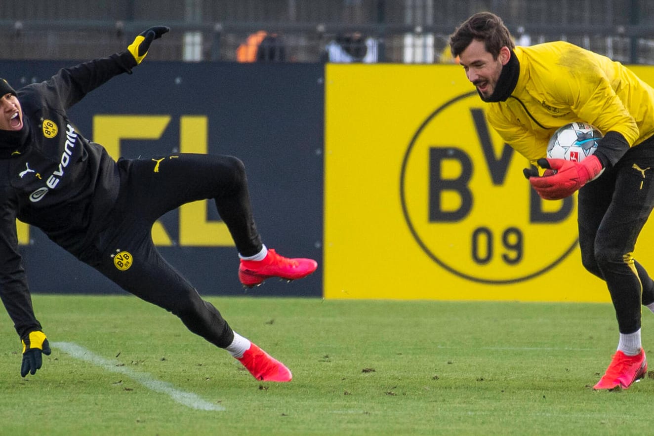 Dortmunds Jadon Sancho und Torwart Roman Bürki kämpfen um den Ball: Beide fehlen dem BVB im Supercup.