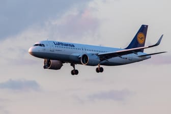 Lufthansa (Symbolbild): Die Airline lässt die Ausbildung neuer Piloten an der Verkehrsfliegerschule auslaufen.