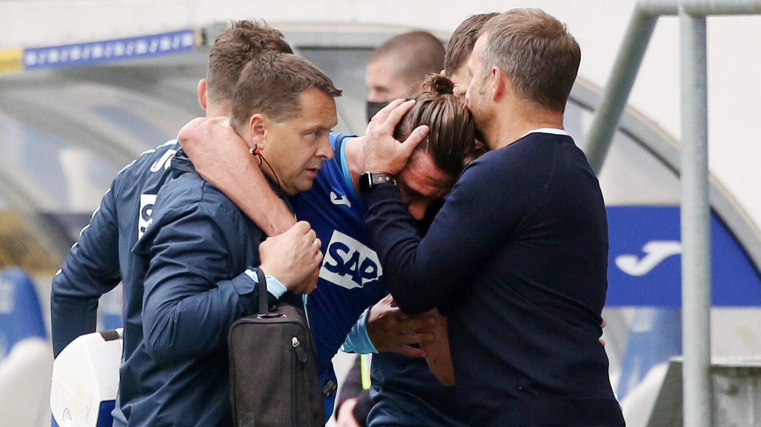 Ermin Bicakcic: Der Hoffenheim-Verteidiger wird nach seiner verletzungsbedingten Auswechslung von Bayern-Trainer Hans-Dieter Flick getröstet.