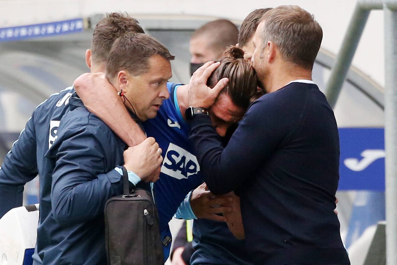 Ermin Bicakcic: Der Hoffenheim-Verteidiger wird nach seiner verletzungsbedingten Auswechslung von Bayern-Trainer Hans-Dieter Flick getröstet.