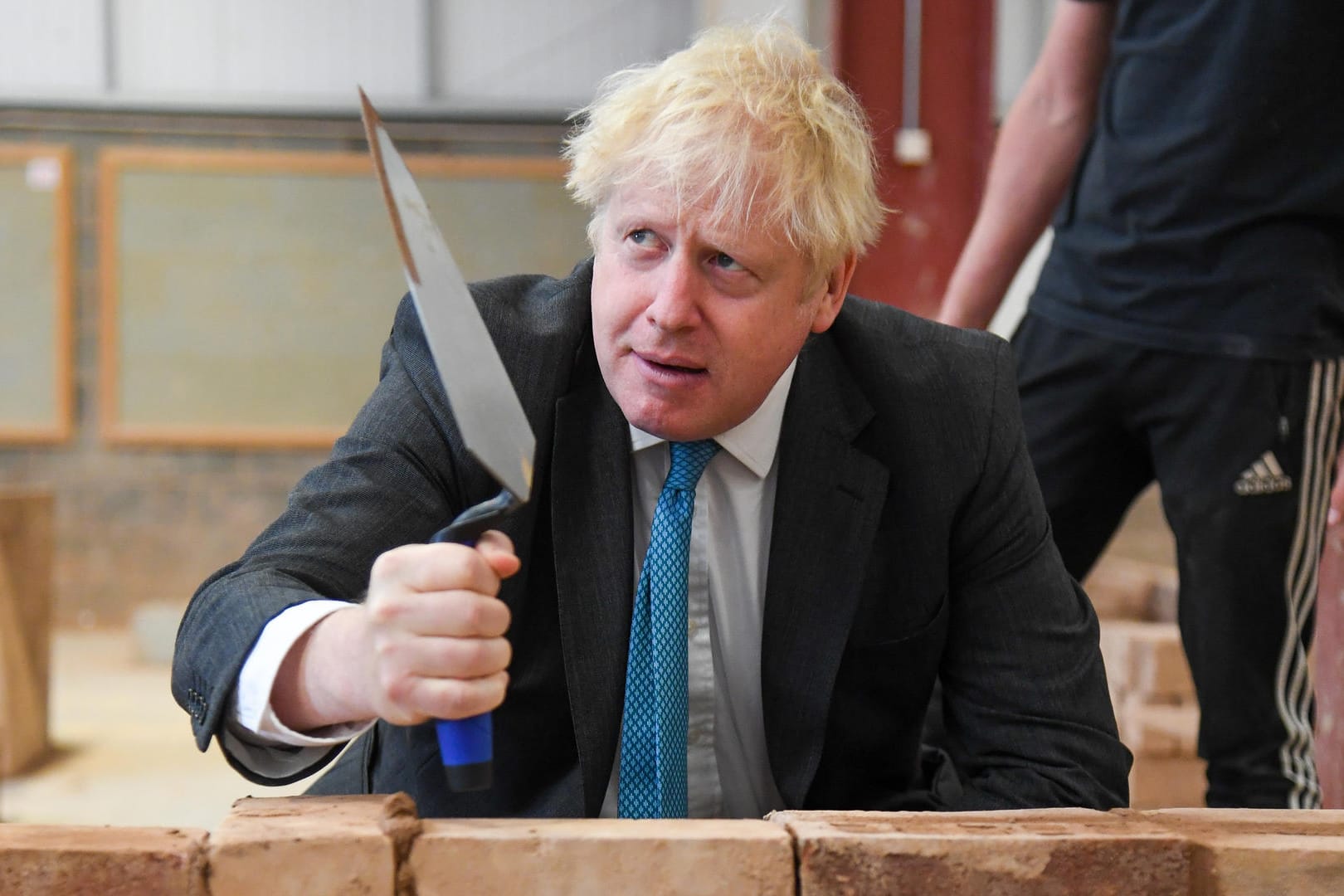 Boris Johnson besuch das Exeter Collegin London: Das britisches Parlament hat am Dienstag dem umstrittenen Binnenmarktgesetz des Premiers zugestimmt.