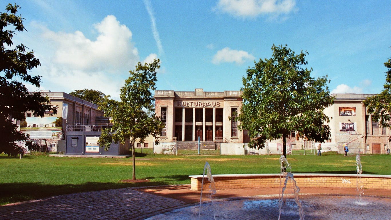Kulturhaus Zinnowitz: Der angrenzende Park wurde 2009 wieder auf das Kulturhaus ausgerichtet.