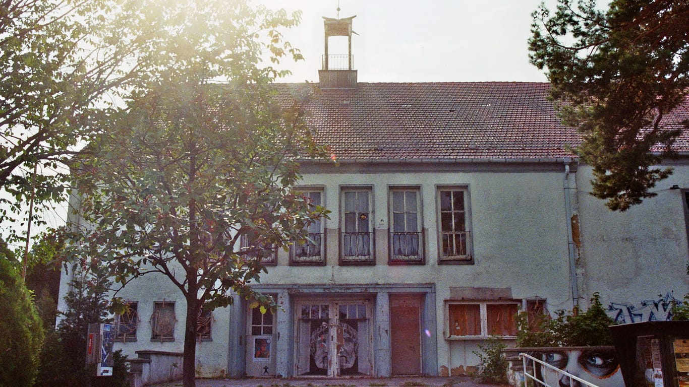 "Haus der Erholung" (HDE) in Ahlbeck: Bis Ende 2010 wird das nach der Wende umbenannte "Haus der Erlebnisse" als Kino genutzt.
