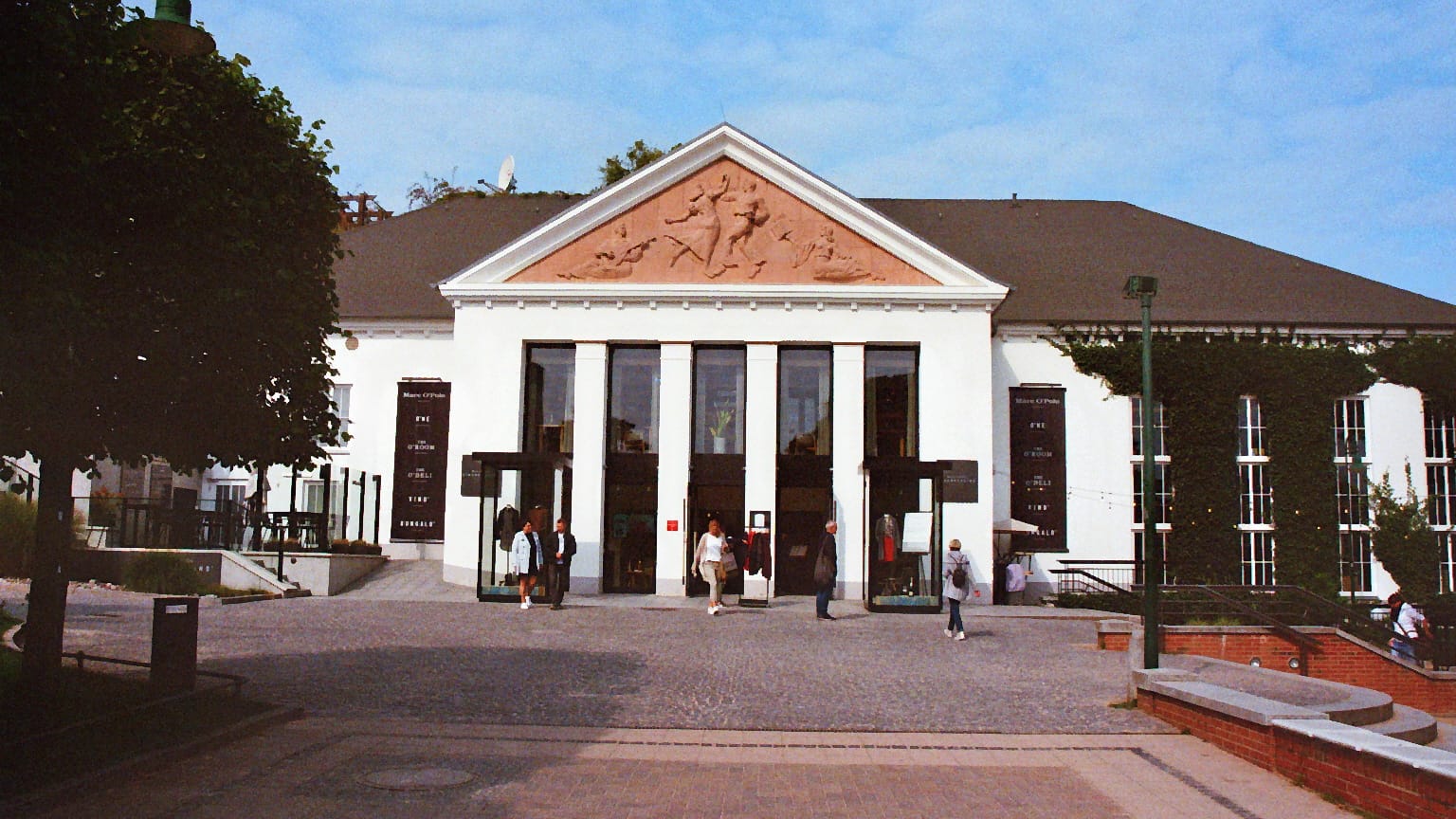 "Forum Usedom" in Heringsdorf: Im früheren Kulturhaus befindet sich heute ein Bekleidungsgeschäft.