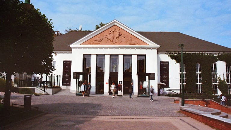 "Forum Usedom" in Heringsdorf: Im früheren Kulturhaus befindet sich heute ein Bekleidungsgeschäft.