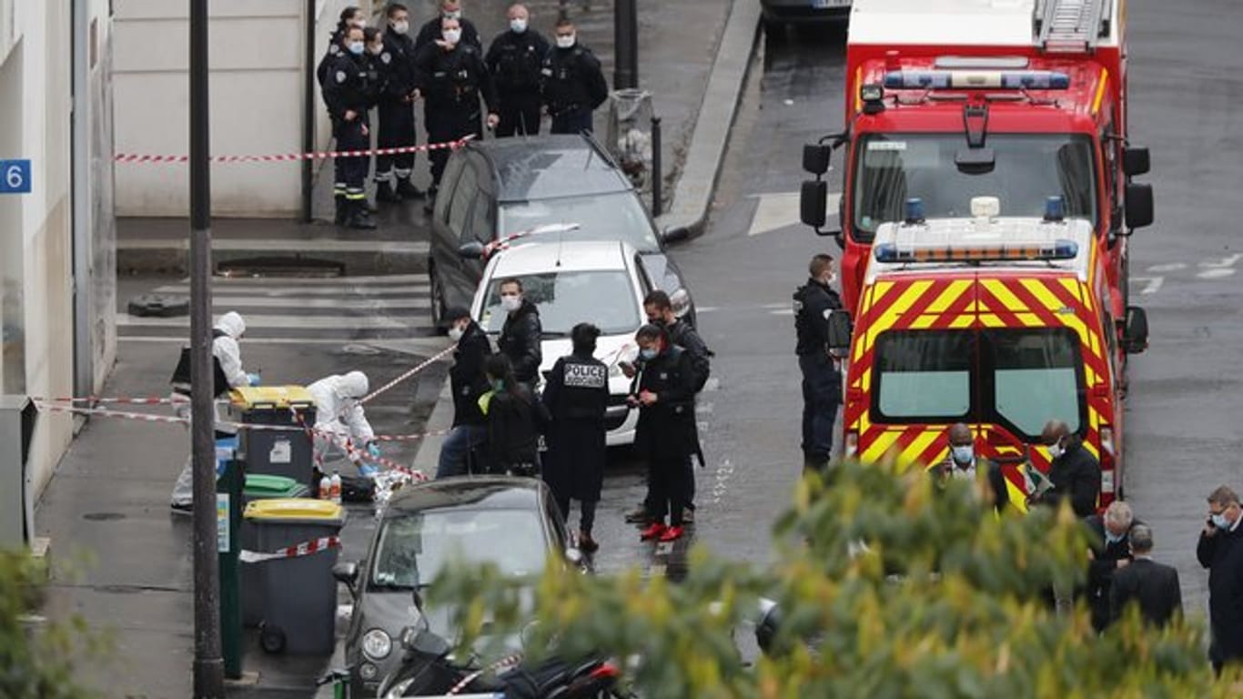 Polizisten umzingeln den Tatort in Paris.