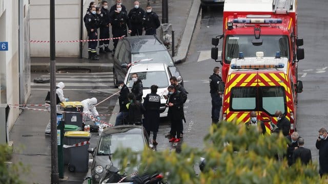 Polizisten umzingeln den Tatort in Paris.