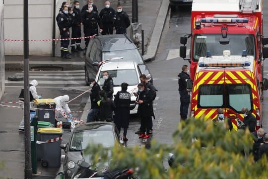 Polizisten umzingeln den Tatort in Paris.