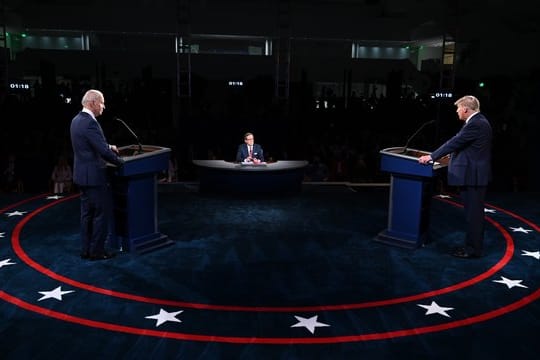 Kommentatoren charakterisierten das erste von drei Duellen als chaotisch und einer Demokratie wie den USA für unwürdig.