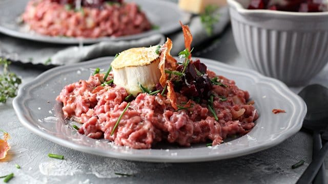 Spätzle aus Roter Bete, dazu ein gebackener Ziegenkäse - und obendrauf noch knusprige Schinken-Chips.