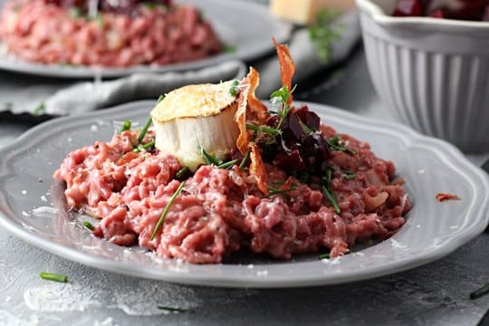 Spätzle aus Roter Bete, dazu ein gebackener Ziegenkäse - und obendrauf noch knusprige Schinken-Chips.