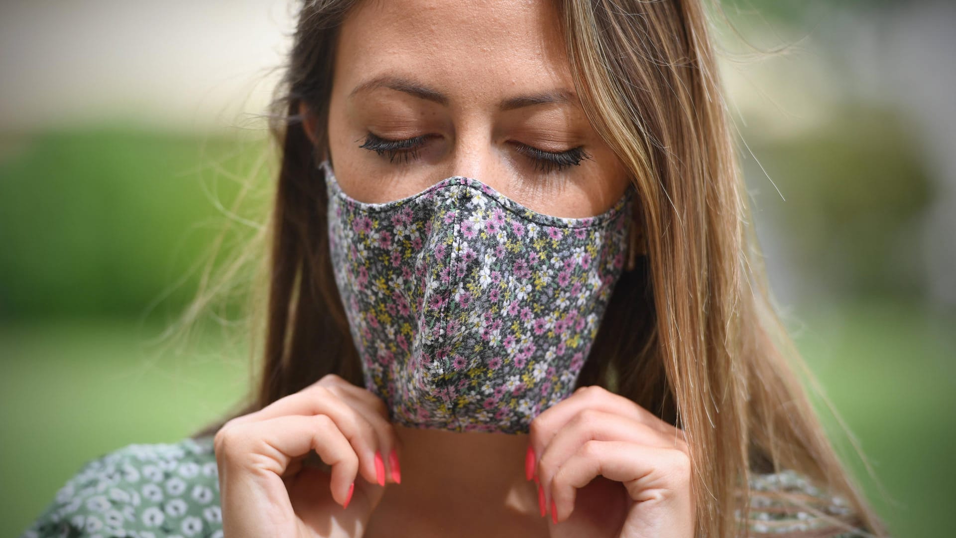 Frau trägt eine Maske (Symbolbild): Der Berliner Senat hat eine Maskenpflicht im Büro beschlossen.