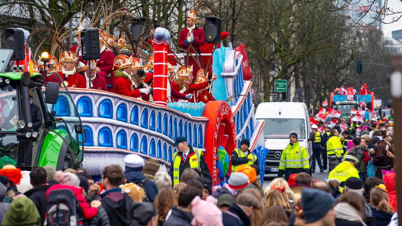 Karnevalisten auf dem Rosenmontagszug 2020 in Düsseldorf: Trotz Corona könnte es auch in diesem Jahr einen in der nordrhein-westfälischen Landeshauptstadt geben.