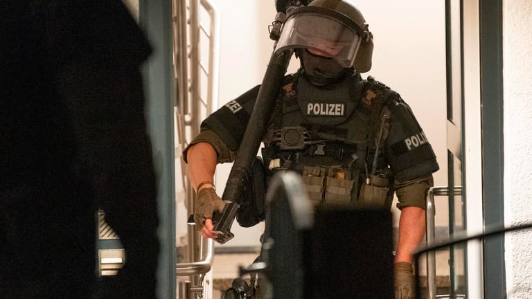 Beamte eines Spezialeinsatzkommandos (SEK) der Polizei Frankfurt beim Zugriff: Der Hauptbeschuldigte soll aus dem Umfeld der "Hells Angels" sein.