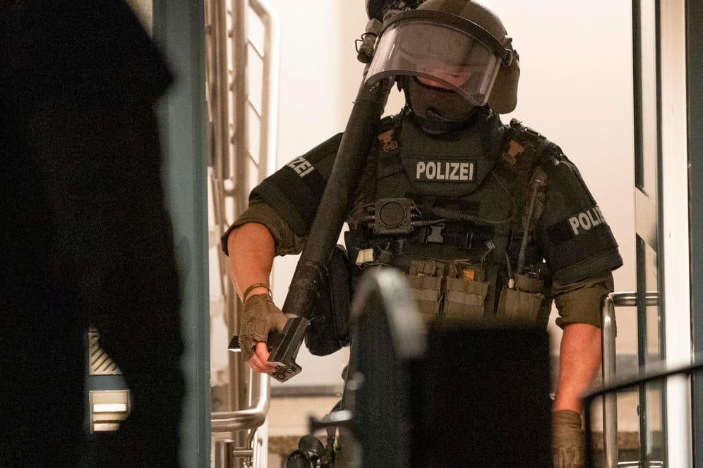 Beamte eines Spezialeinsatzkommandos (SEK) der Polizei Frankfurt beim Zugriff: Der Hauptbeschuldigte soll aus dem Umfeld der "Hells Angels" sein.