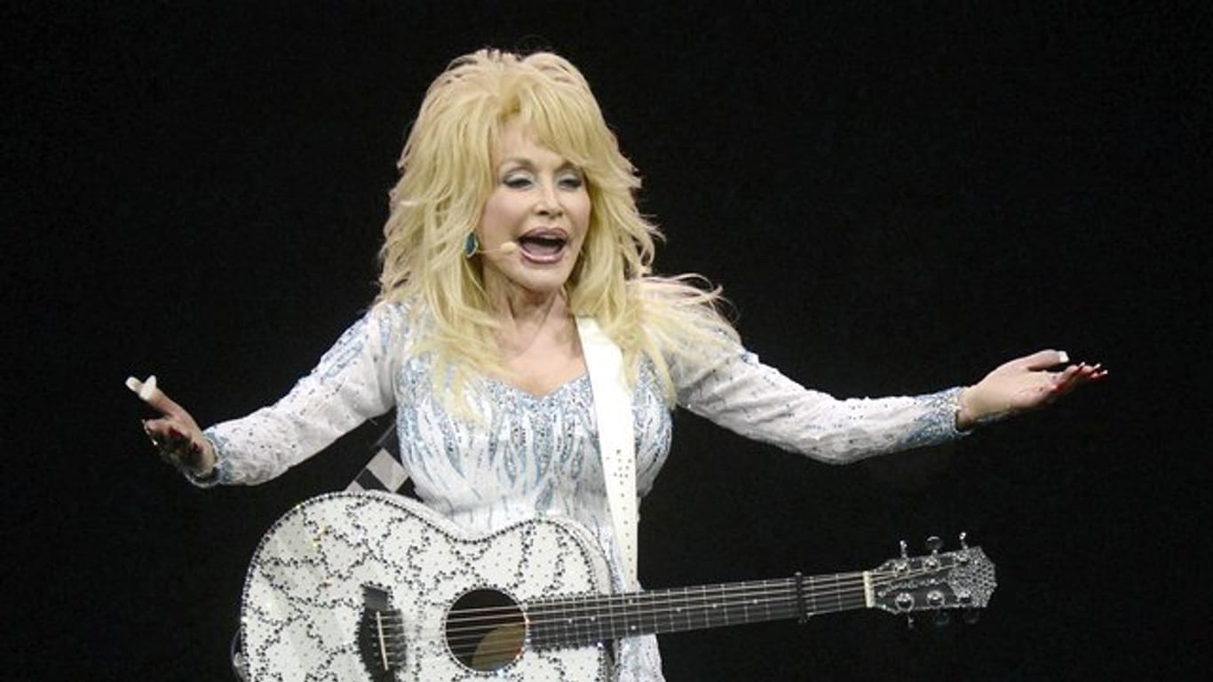 Dolly Parton ist in Weihnachtsstimmung.