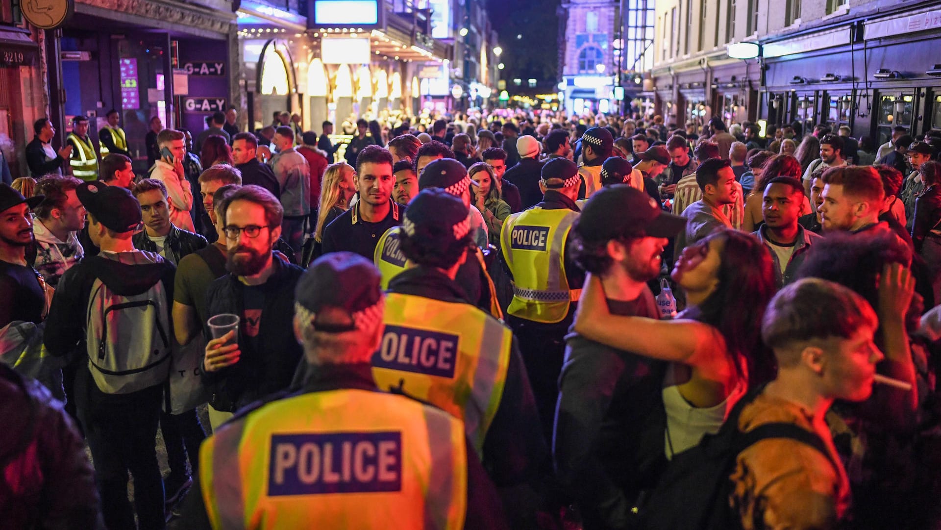 Eine Straße im Londoner Stadtteil Soho am Wochenende: Zwar müssen Bars, Pubs und Restaurants um 22 Uhr schließen, doch das hält die Menschen nicht vom Feiern auf der Straße ab – größtenteils ohne Schutzmasken.