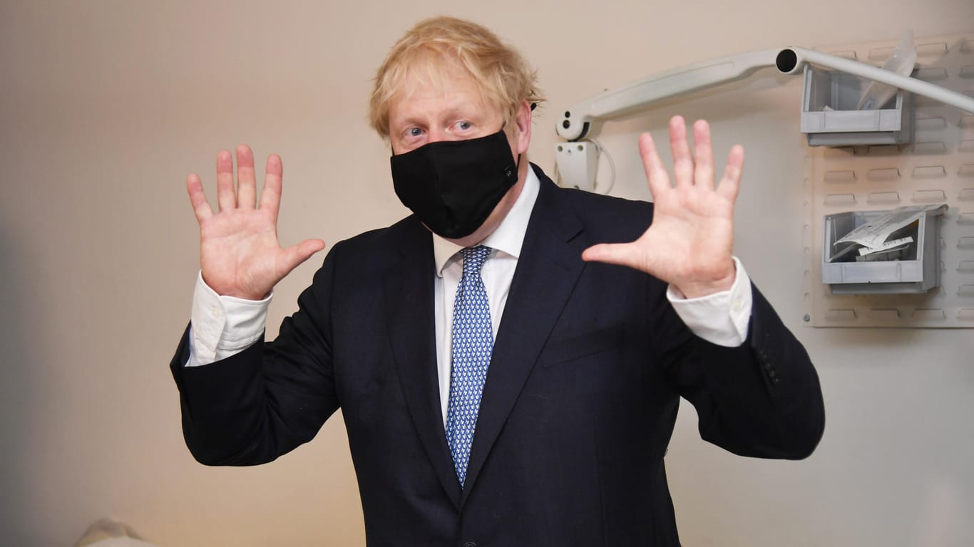 Boris Johnson beim Besuch eines Ärztezentrums in London: Seine Beliebtheitswerte brechen in der Corona-Pandemie ein.
