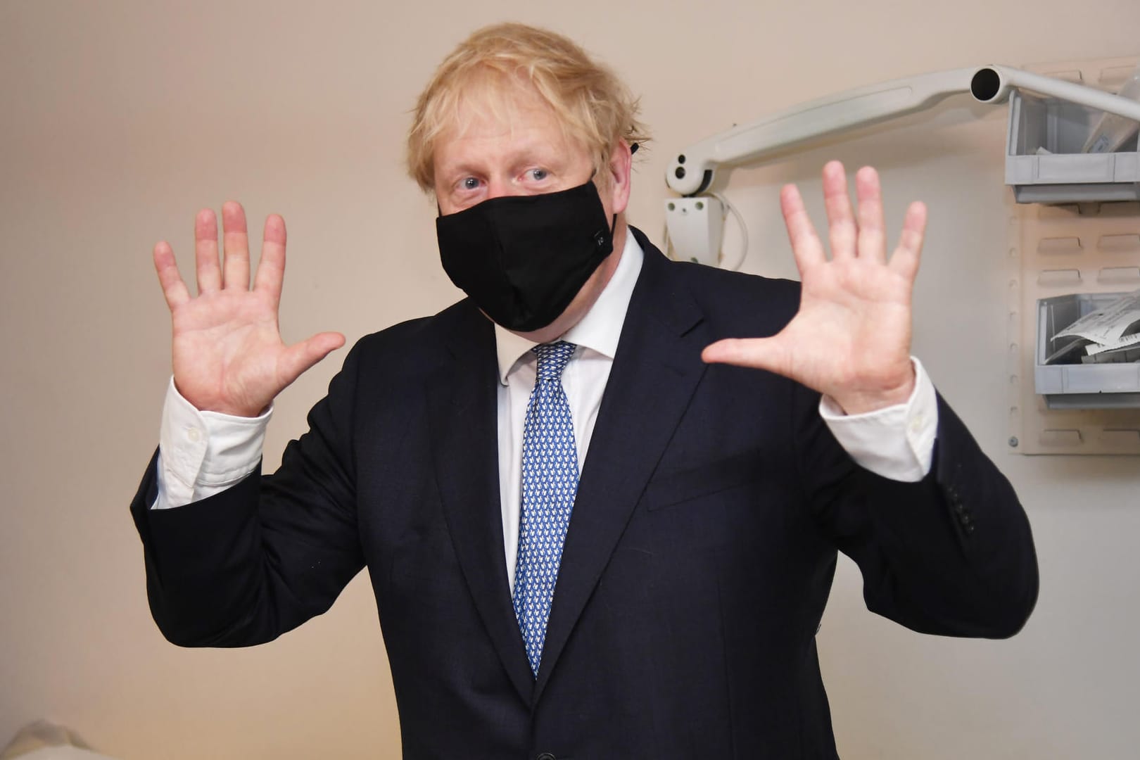 Boris Johnson beim Besuch eines Ärztezentrums in London: Seine Beliebtheitswerte brechen in der Corona-Pandemie ein.