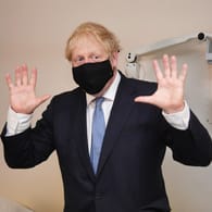 Boris Johnson beim Besuch eines Ärztezentrums in London: Seine Beliebtheitswerte brechen in der Corona-Pandemie ein.