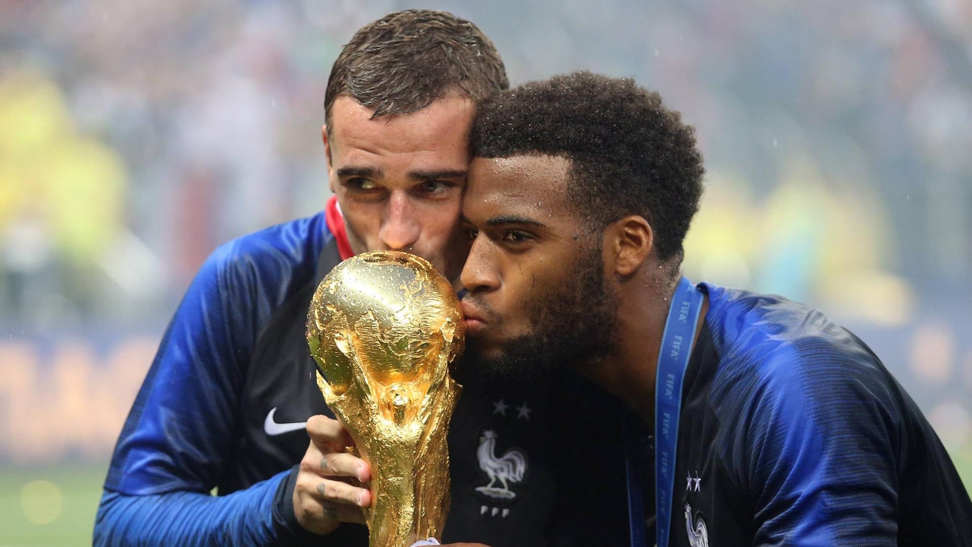 Antoine Griezmann (l.) und Thomas Lemar mit dem WM-Pokal in den Händen.