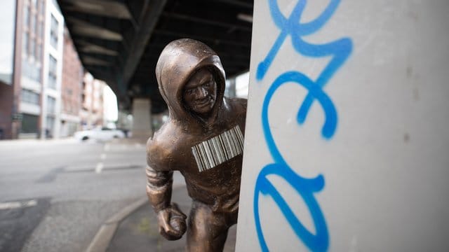 Eine Bronzestatue am Rödingsmarkt: Sie stand am Pfeiler des U-Bahn-Viadukts. Eine Bronzestatue am Rödingsmarkt: Sie stand am Pfeiler des U-Bahn-Viadukts.
