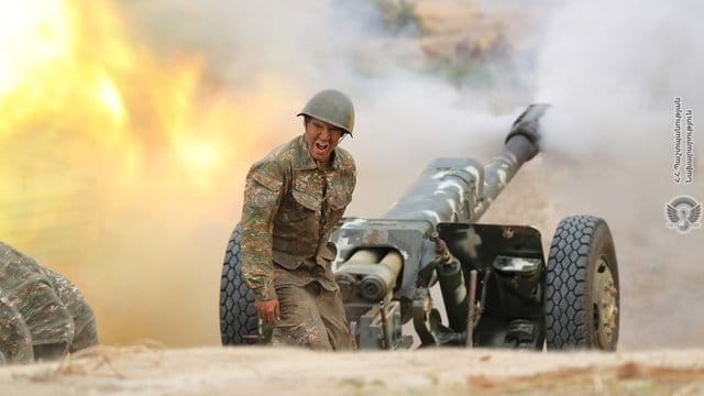 Ein armenischer Soldaten feuerte eine Kanone an. Ein armenischer Soldaten feuerte eine Kanone an.